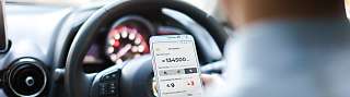 Foto von Fahrer mit Fahrtenbuch App zur Erfassung der Fahrt im elektronischen Fahrtenbuch