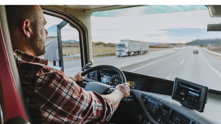 Un camionero que recorre las mejores rutas gracias al software de seguimiento Webfleet