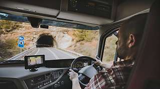 Conductor de camión utilizando el software de seguimiento Webfleet