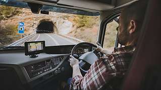 Truck driver using profes­sional navigation