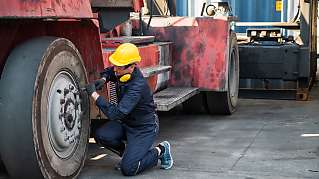 truck mechanic tyre