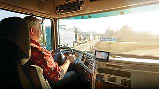 Conductor de camión que utiliza Webfleet para registrar su tiempo de conducción diario y semanal.