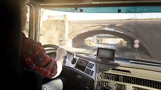 Conductor de camión utilizando el software de seguimiento Webfleet