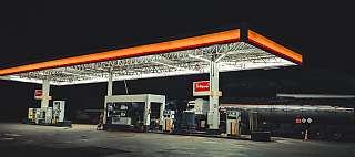 Una estación de servicio mostrando los surtidores de gasolina