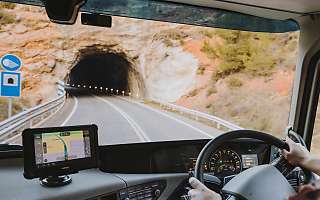 truck driver tunnel uk 02