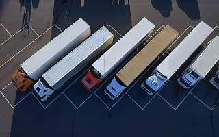 Vracht­wagens op een parkeer­plaats