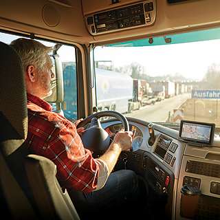 Des conducteurs équipés d'une navigation profes­sion­nelle garan­tissant le respect des lois sur les heures de conduite.