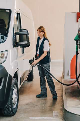 delivery van fueling u02