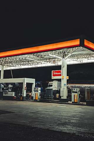 Una estación de servicio mostrando los surtidores de gasolina