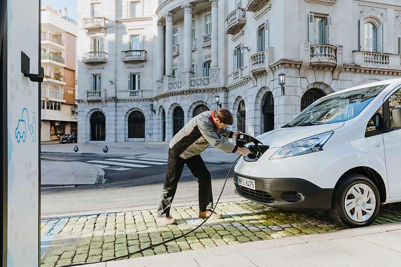 En håndværker læsser et elektrisk køretøj