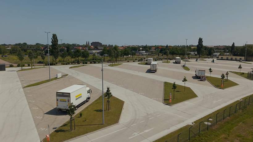 Lkw-Parkplatz von der Seite mit Lkw von Hasenkamp.