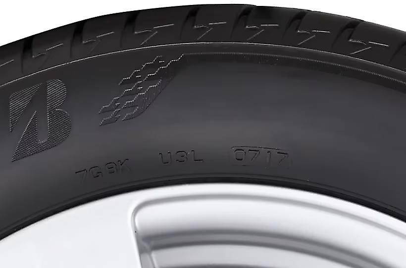 Reifenkenzeichnungen auf einem Bridgestone Reifen