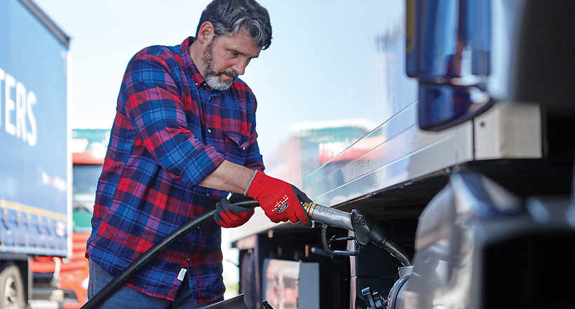 Conductor cargando petróleo o bencina, para comparar tipos de combustibles.