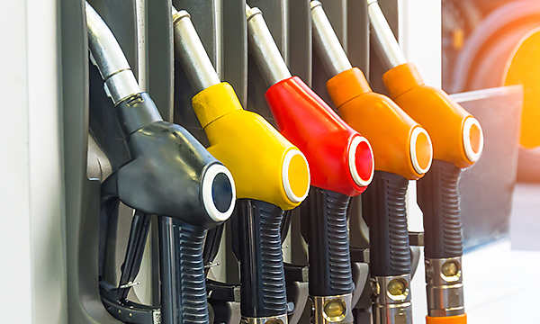Pistolas de combustible en una estación de servicio