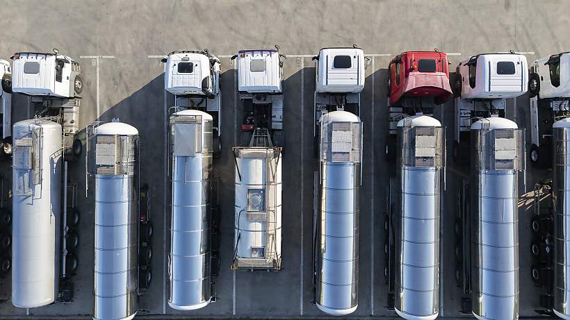 Tractocamión con semirremolque cisterna transportando hidrocarburos en México