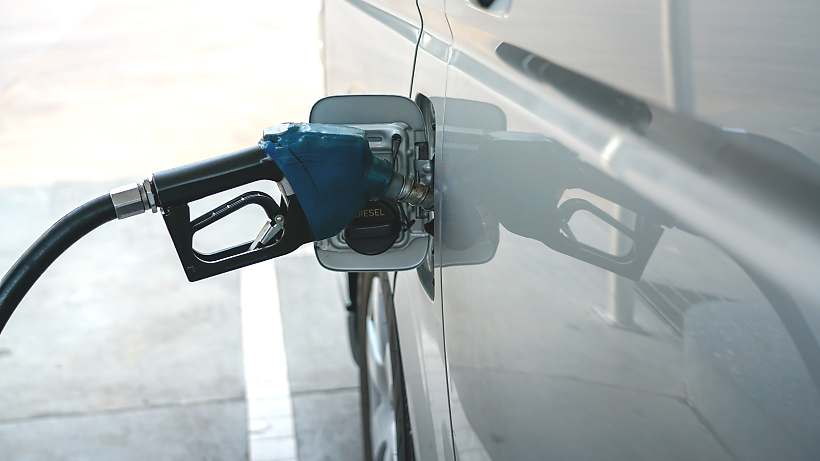 Manguera en el tanque de una camioneta para realizar el calculo de gasolina.