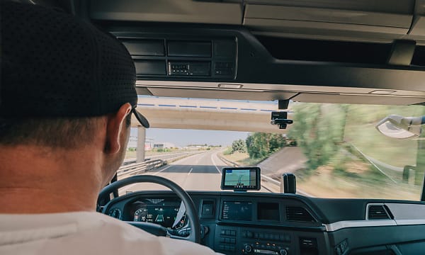 Autista di camion che registra le ore di guida con tachigrafo intelligente