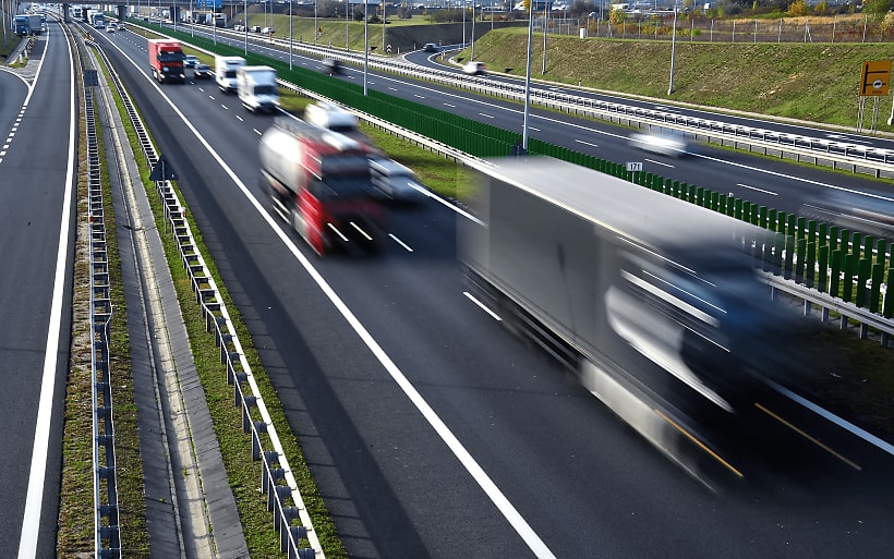 Vrachtwagens die op de snelweg rijden
