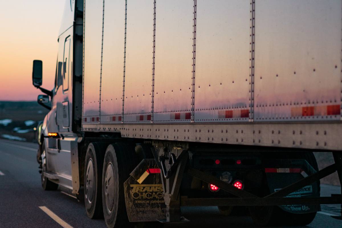 A truck moves forward on the best possible route and with greater safety thanks to a telematics-driven monitoring system.